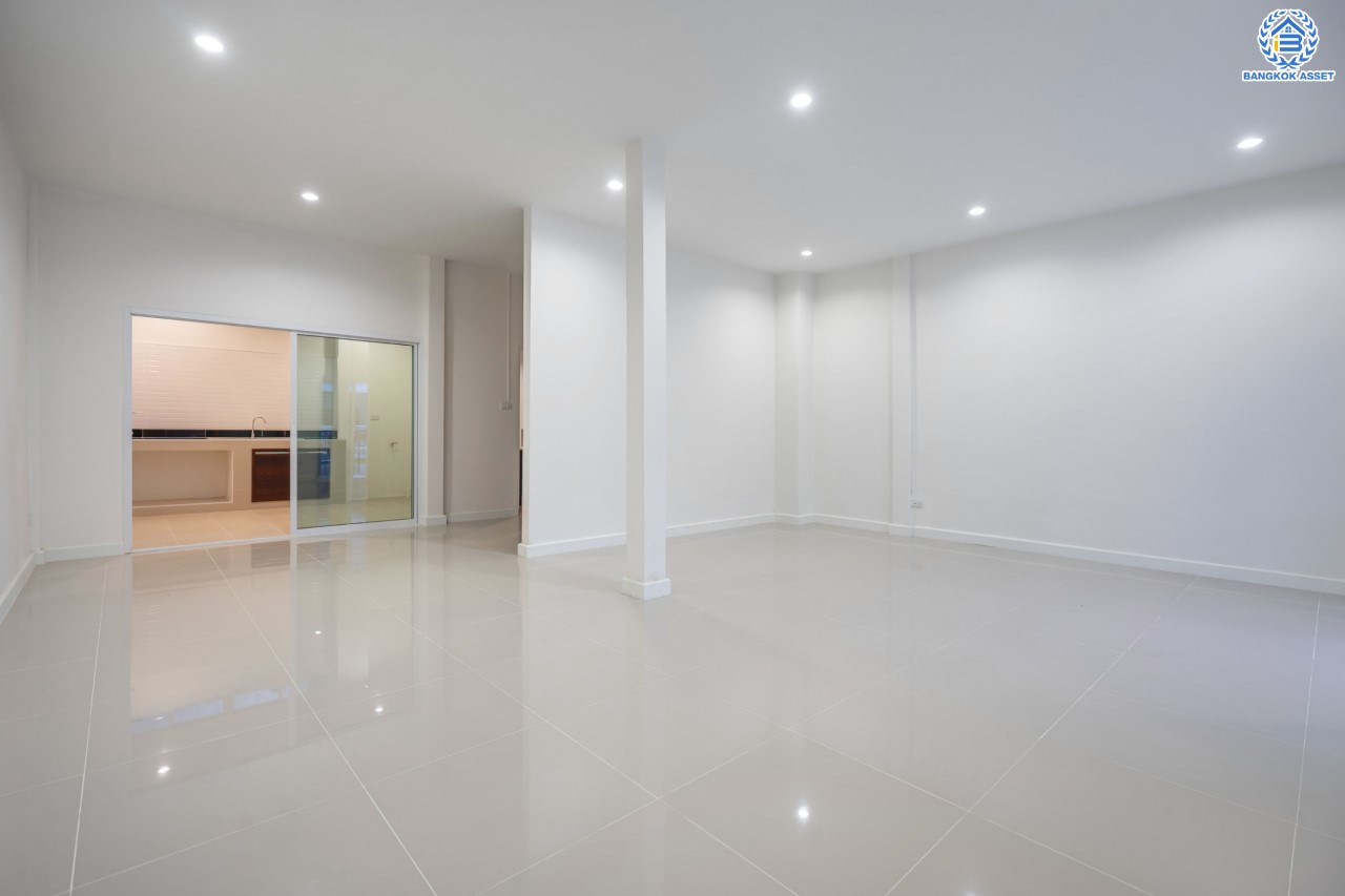 บ้านมือสองตกแต่งใหม่ ม.ซื่อตรง รัตนาธิเบศร์ หน้าโครงการติดรถไฟฟ้า "สถานีไทรม้า"!! เนื้อที่ 26 ตร.ว. ฟังก์ชัน 3 ห้องนอน 2 ห้องน้ำ 1 ที่จอดรถ ทำเลใกล้ เซ็นทรัลรัตนาธิเบศร์ และทางด่วน "งามวงศ์วาน"